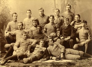 Groepsportret van het Michigan Wolverines voetbalteam. 1890